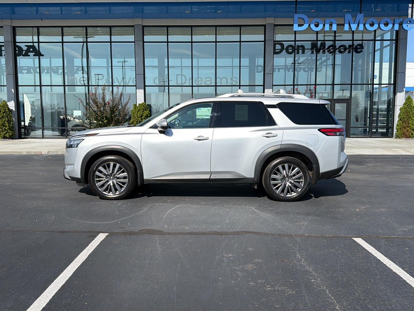 2025 Nissan Pathfinder SL