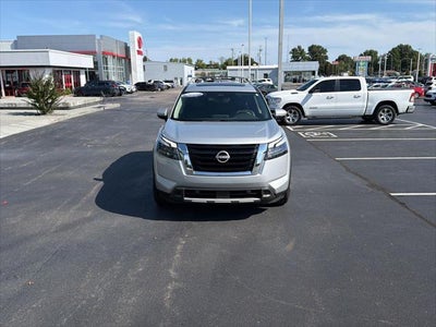 2025 Nissan Pathfinder SL